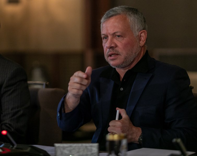 ما المحاور التي يعمل عليها الملك؟