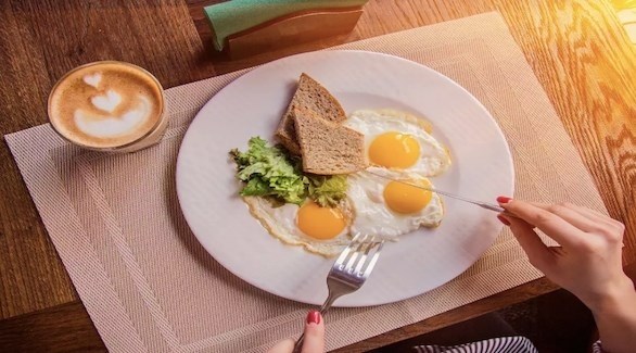 تناول الطعام على انفراد يساعد على