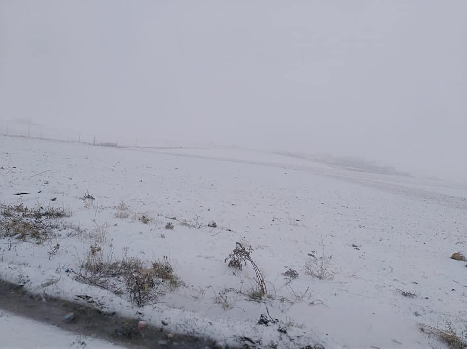 العمل على فتح طرق أغلقتها الثلوج