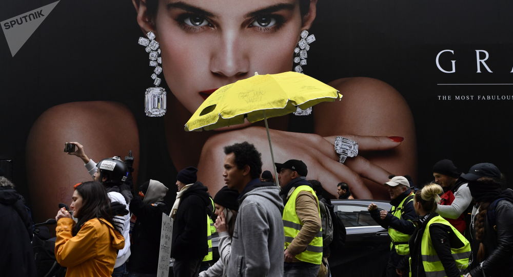 محتجون فرنسيون يقطعون الكهرباء عن أكبر