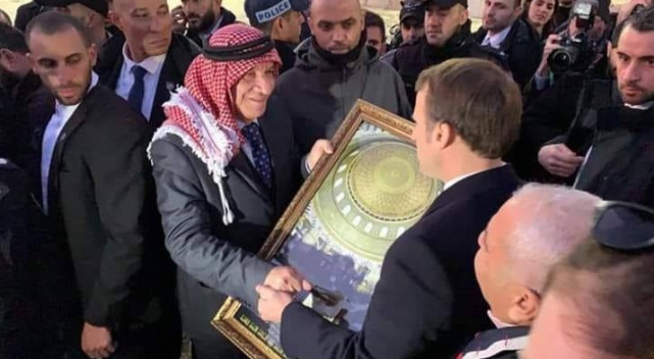 مدير عام اوقاف القدس يقدم هدية