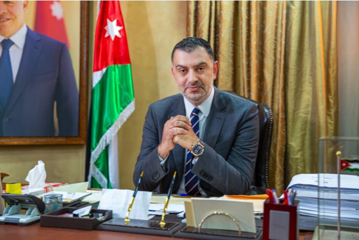 البطاينة يصدر قرارات لتحفيز العمال المخالفين