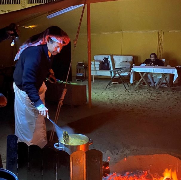 عشاء استثنائي في صحراء قطر يجمع