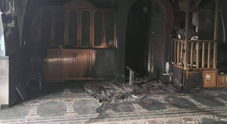 مستوطنون يحرقون مسجدا جنوب القدس (صور)