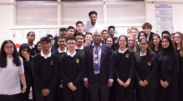 معلم يقود فصله بالكامل للحصول على