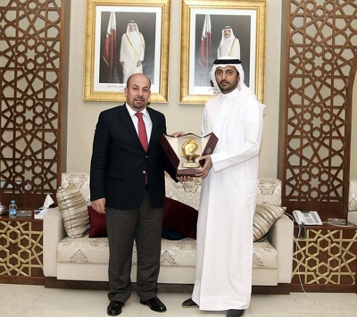 قطر تكرّم أردنيا نحر جملا ترحيبا