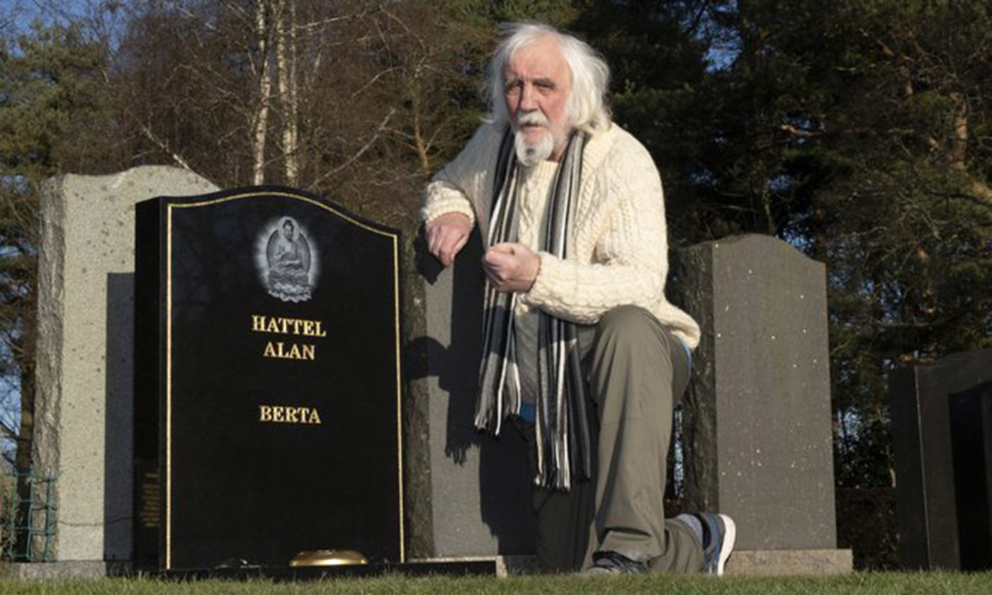 يعثر على قبره وهو على قيد