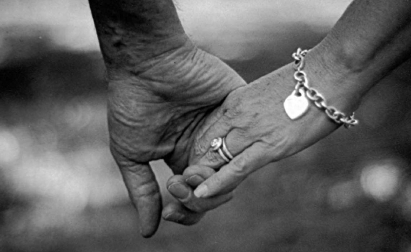 عاشا معا 65 عاما .. وتوفيا