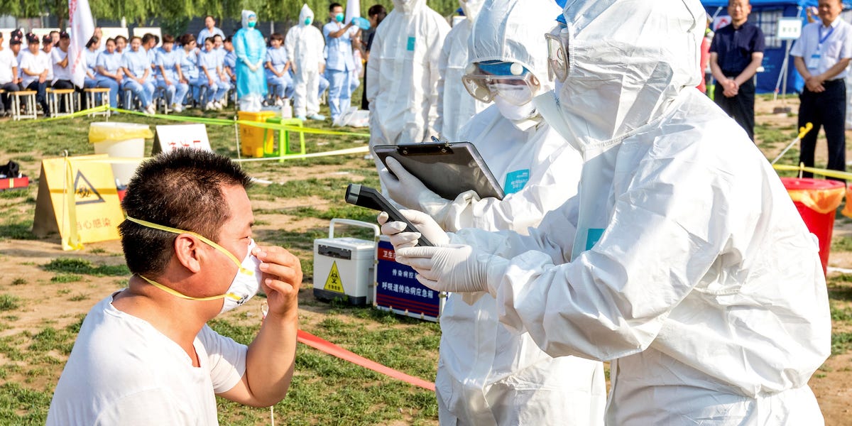 شاهد.. تساقط الناس في شوارع ووهان