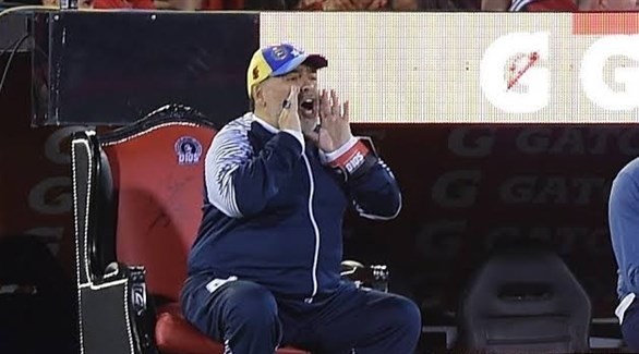 فريق أرجنتيني يصنع عرشا لمدربه مارادونا