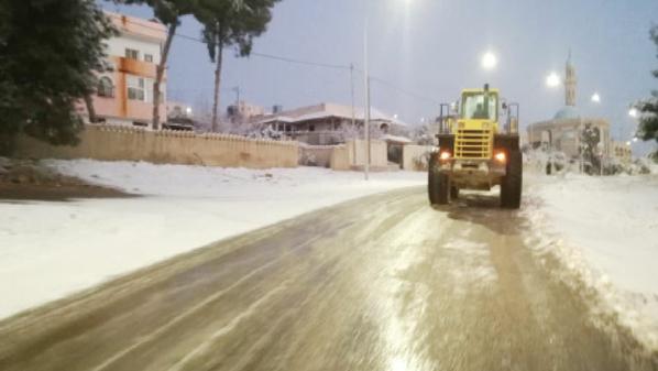 مساعدة سياح حاصرتهم الثلوج في الطفيلة