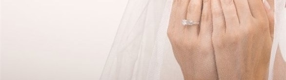 ترتدي باروكة في زفافها بعدما أفسدت