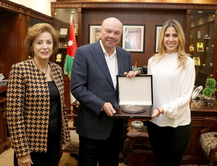 الفايز يكرم أول فتاة أردنية وعربية
