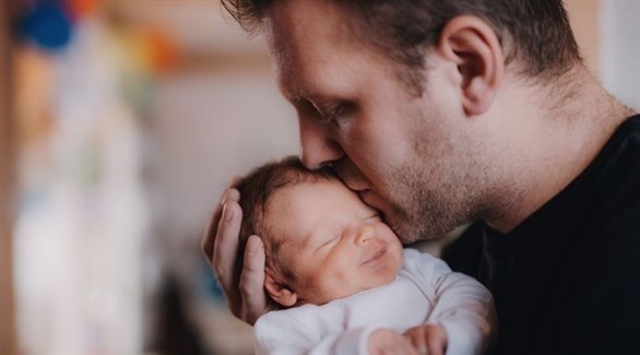 قبلة تحول حياة طفل إلى جحيم