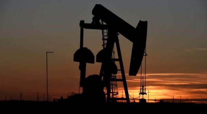 النفط يواصل تراجعه بسبب كورونا في