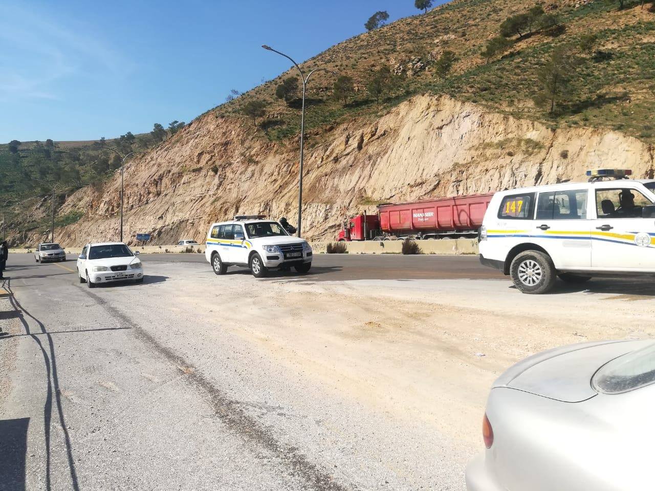 انهيارات ترابية تغلق طريق عمان جرش