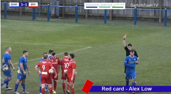 لاعب كرة قدم يحصل على ثلاث