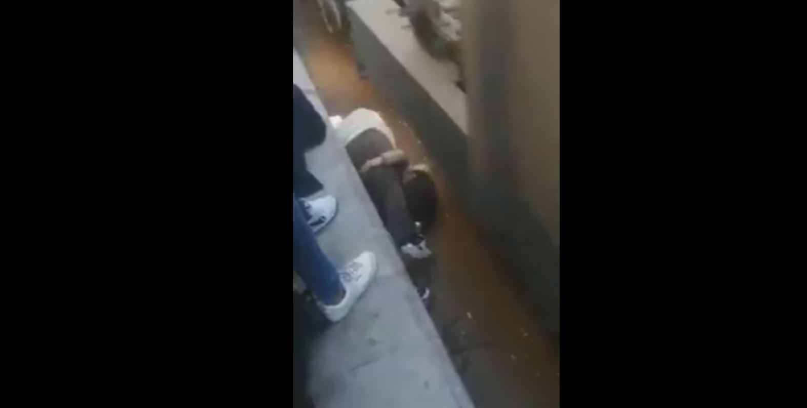 شاهد.. أب مصري يلقي نفسه على