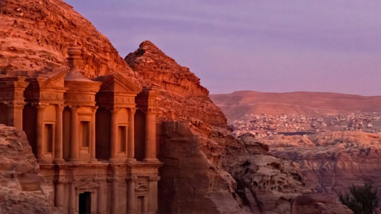 بعد الامطار.. سائح يعثر على قطعة