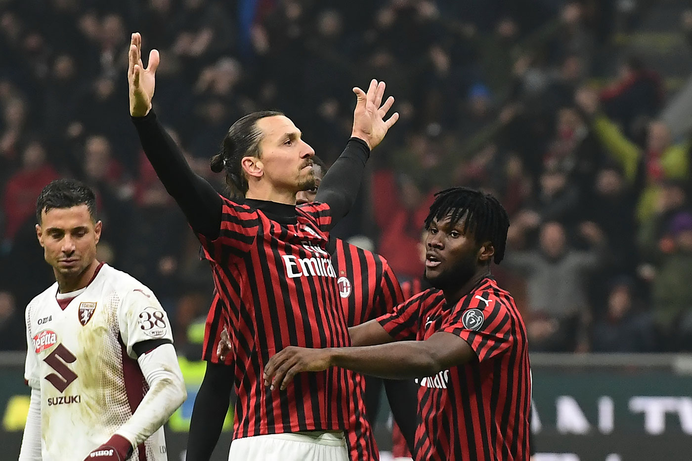 إبراهيموفيتش وأوغلو يقودان ميلان لقبل نهائي