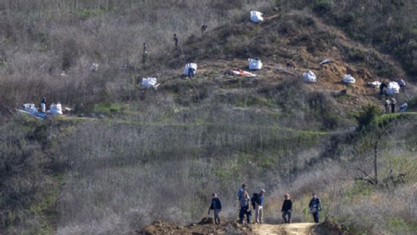 انتشال جثث براينت ومرافقيه في مكان