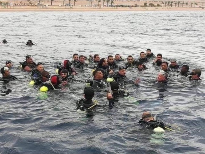 الملك برفقة الحرس الملكي والغطاسين في