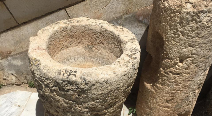 العثور على توابيت وأعمدة حجرية وجرتين