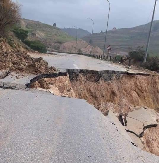 انهيار مدخل جرش الجنوبي بعد انزلاق