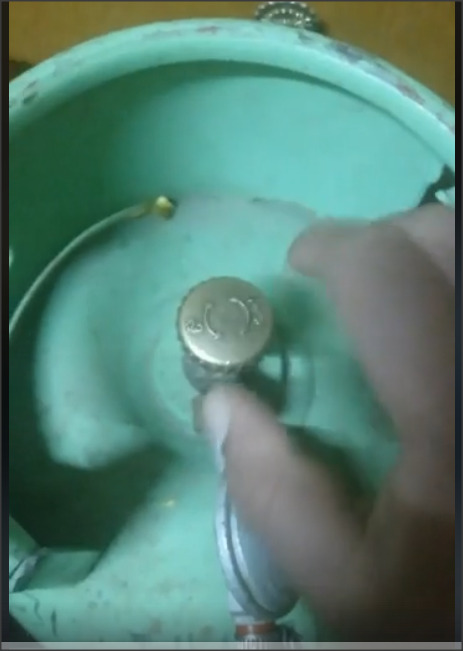 محاولة انتحار على الهواء مباشرة.. مواطن