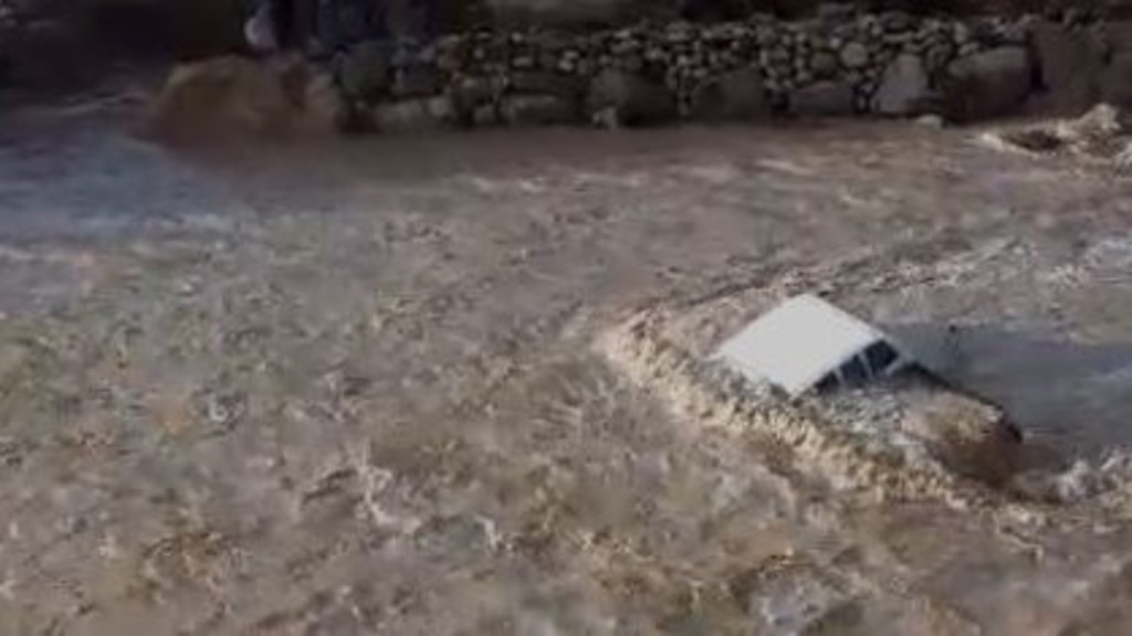 إنقاذ شخصين علقت مركبتهما في سيل