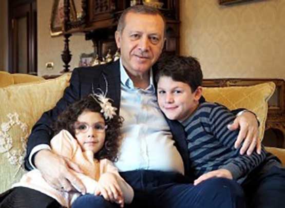 شاهد.. الطفل أحمد عاكف يراجع القرآن