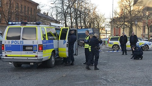 مقتل ثلاثة بعد صدم مركبة مارة