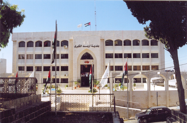 توقيف موظفين في بلدية إربد على