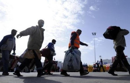 العمل تؤكد على موعد مغادرة العمالة