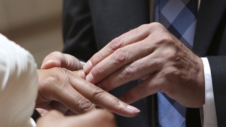 ياباني يتزوج دكتورة كويتية ويثير جدلا