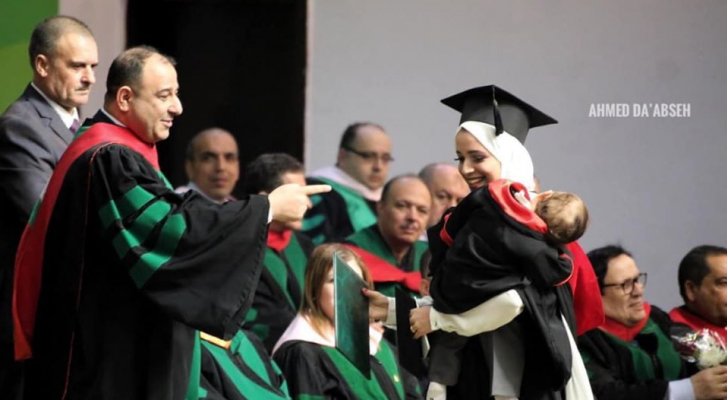 صورة بألف كلمة.. أم أردنية تحمل
