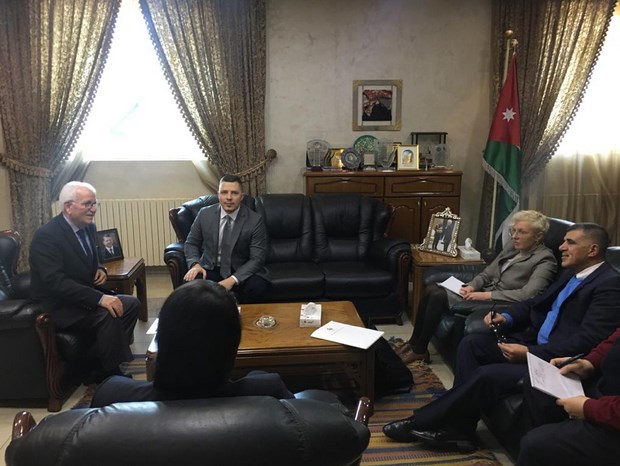 توق يلتقي القائم بالأعمال الأوكراني في