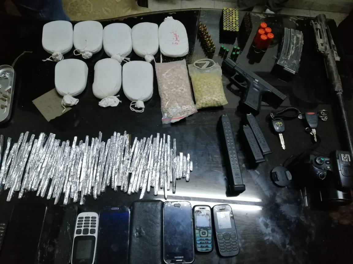 ضبط مطلوب خطير ومسلح بمداهمة أمنية