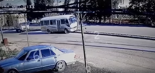 شاب يطير من مركبة بتصادم مروع