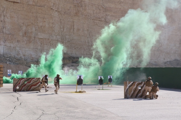 ضباط قطريون يختتمون دورة قتال في