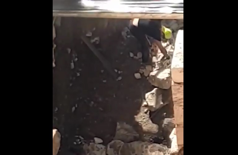 يحدث الآن.. يقوم عمال سلطة اثار