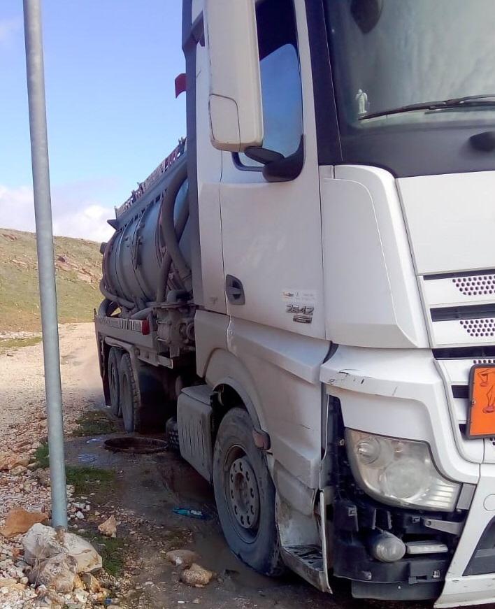 ضبط صهريج نضح يفرغ حمولته في