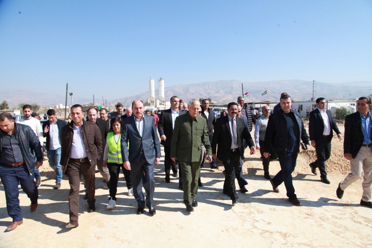 العيسوي والعموش يتفقدان مشروع مساكن الأسر