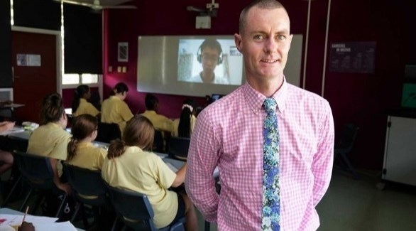 يدرس طلابه عبر الإنترنت بسبب كورونا