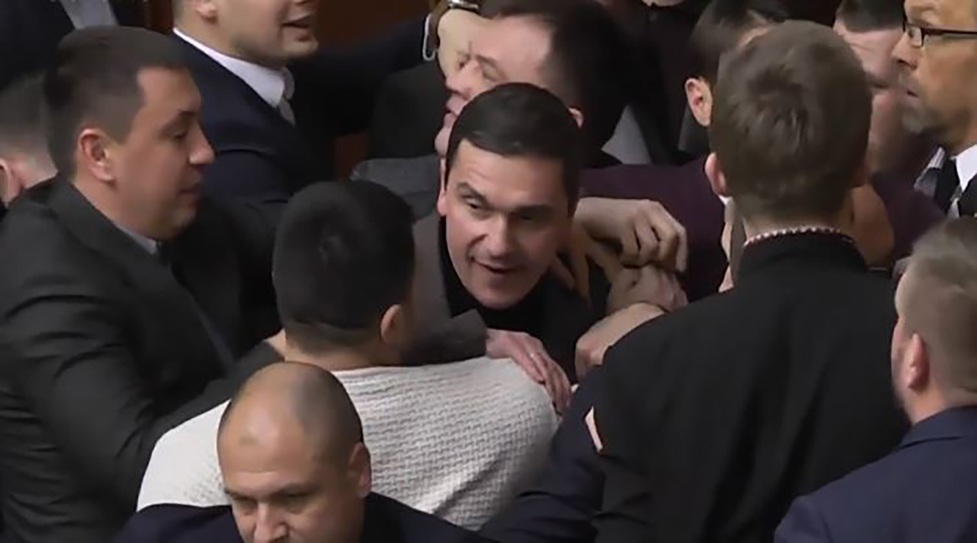 شاهد.. عراك في برلمان (صومعة أوروبا)