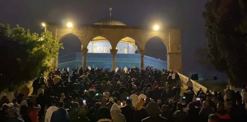 الآلاف يؤدون الفجر في الأقصى رغم