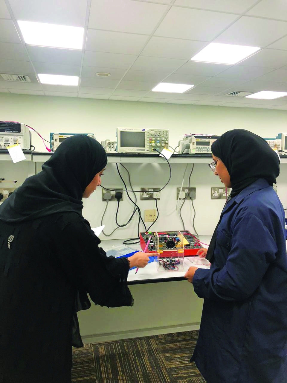 طالبات يخترعن نظاما لإبعاد الطيور عن