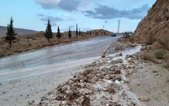 أشغال الكرك تزيل صخورا تساقطت على