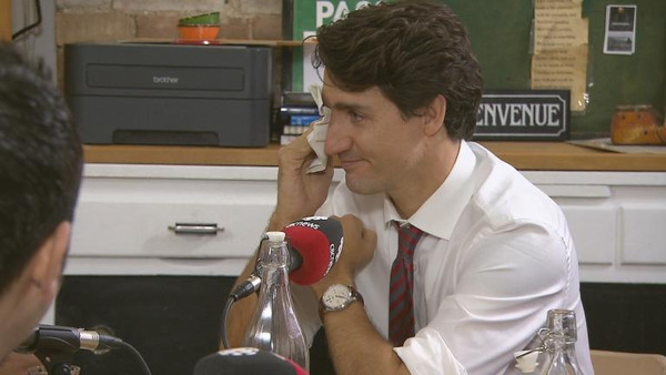 رئيس وزراء كندا بدموعه.. أمام قصة