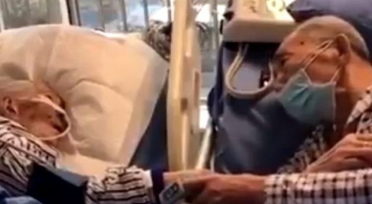 فيديو يفطر القلب .. زوجان مسنان